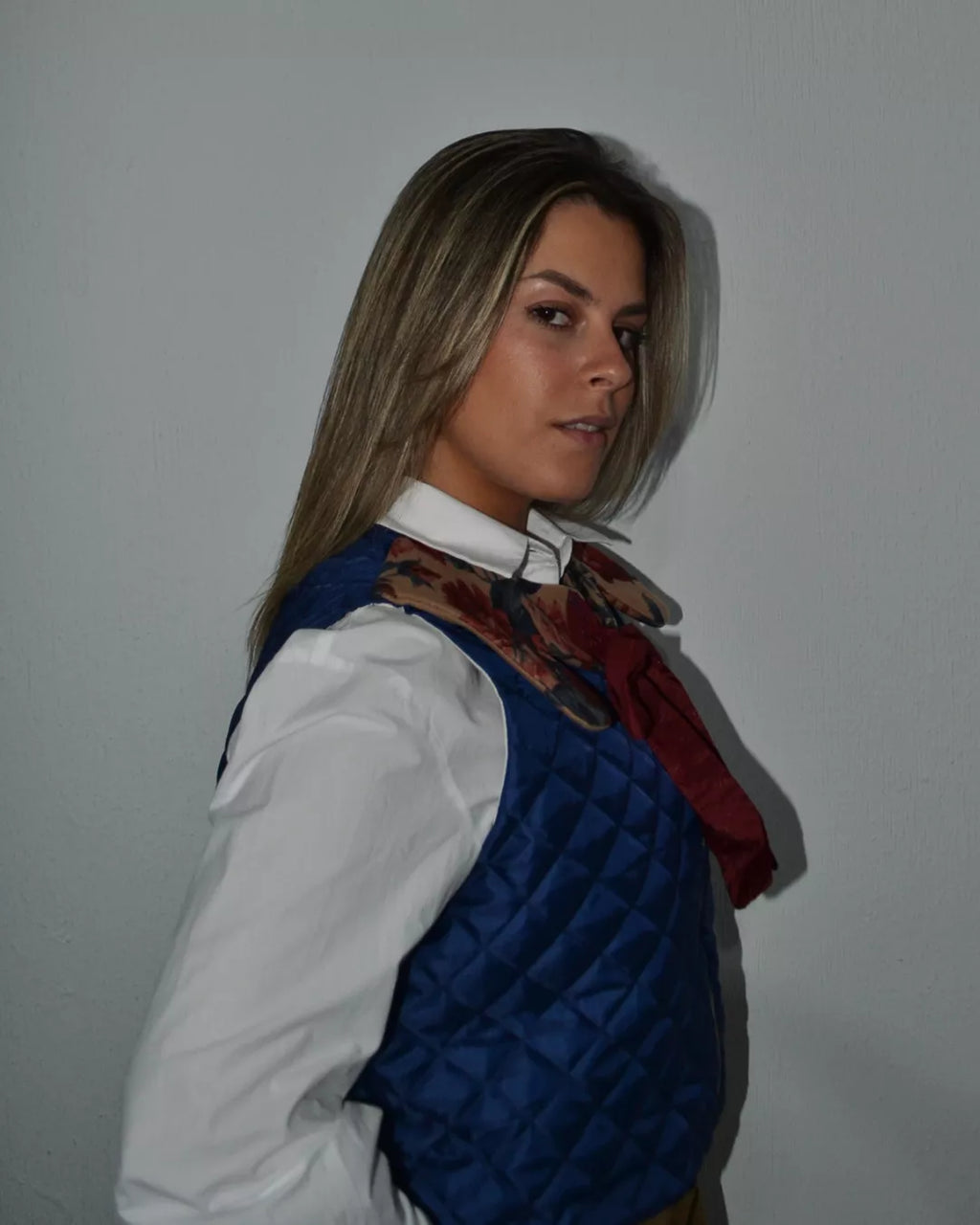 CHALECO GUATEADO AZUL CON CUELLO "ANTICUARIO"