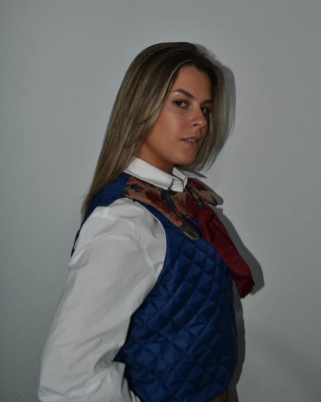 CHALECO GUATEADO AZUL CON CUELLO "ANTICUARIO"