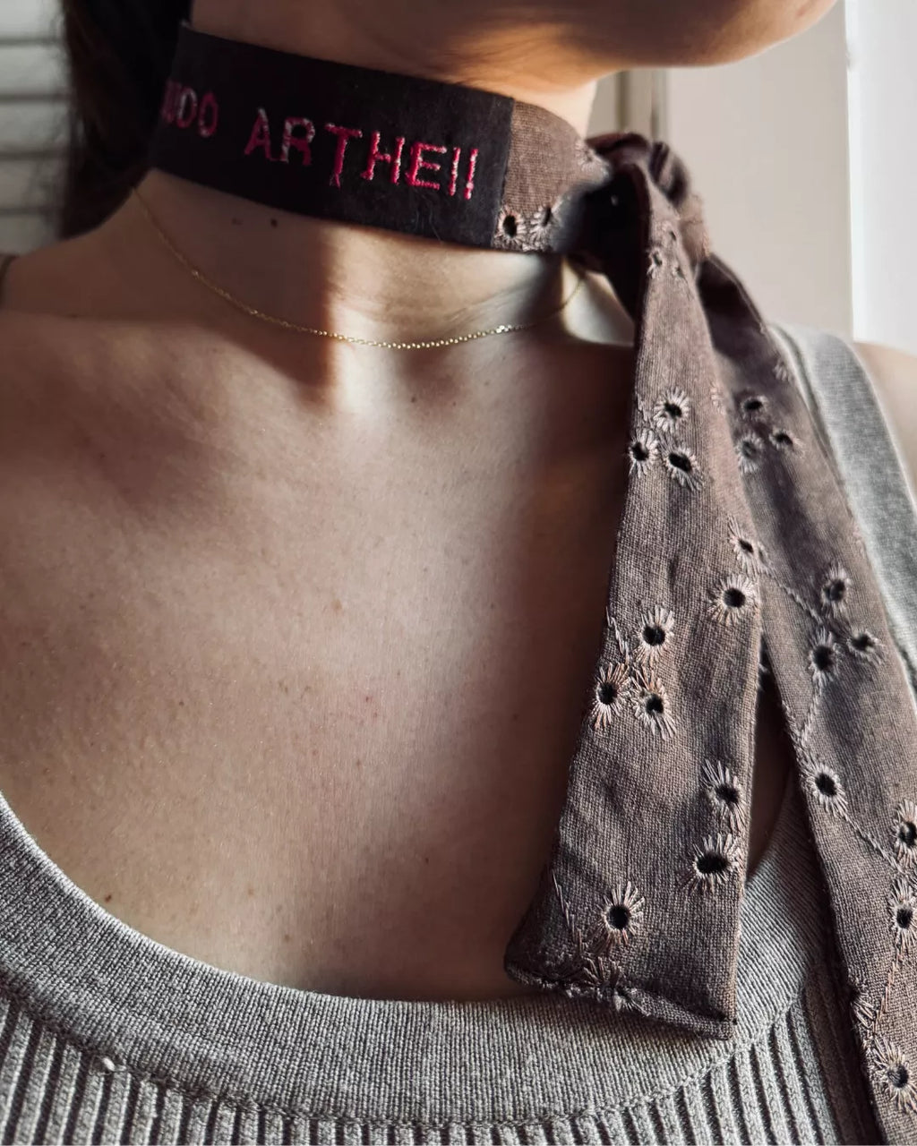 CHOCKER MARRÓN BORDADO "CANDELA"