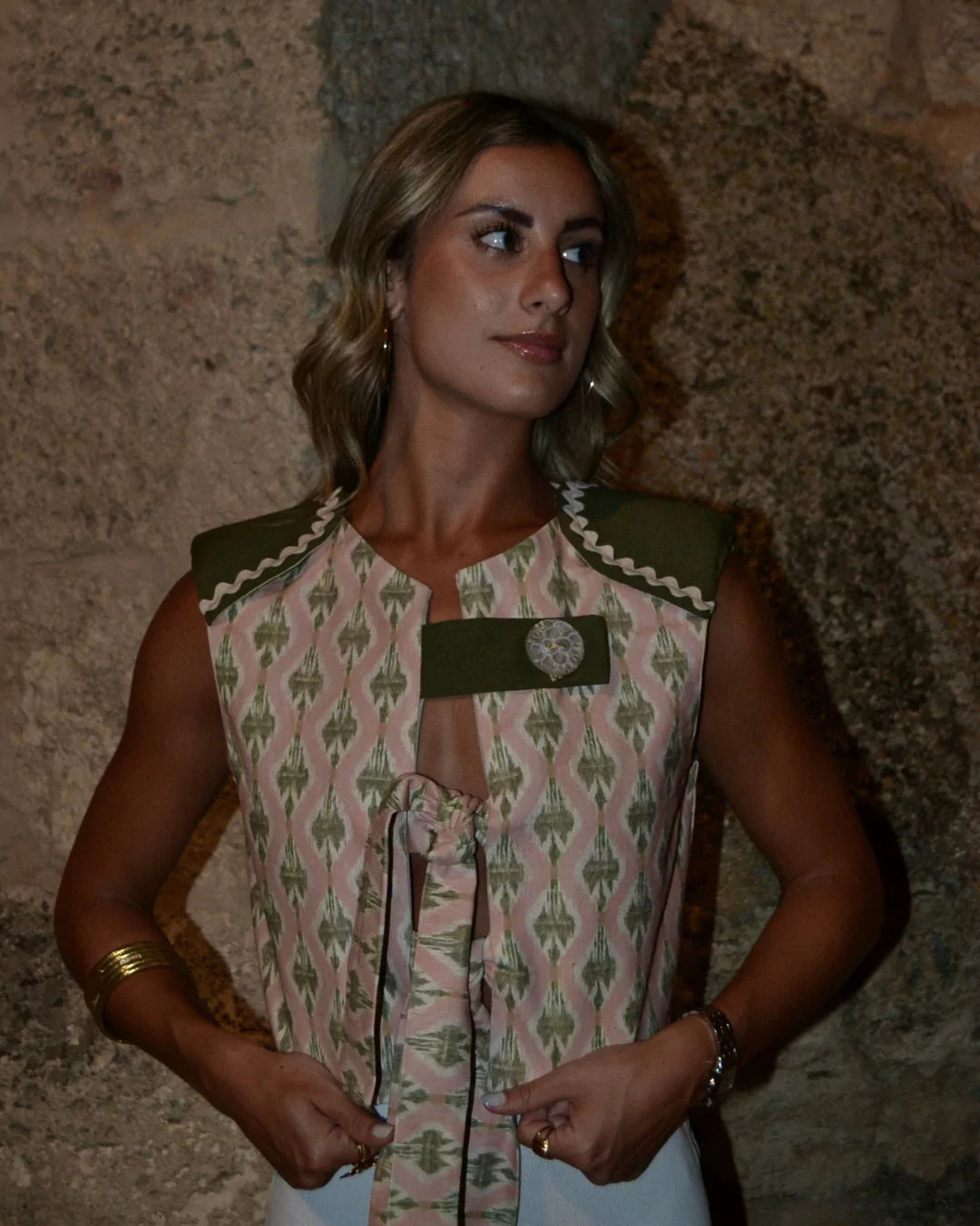 CHALECO CON HOMBRERAS "CATALINA"