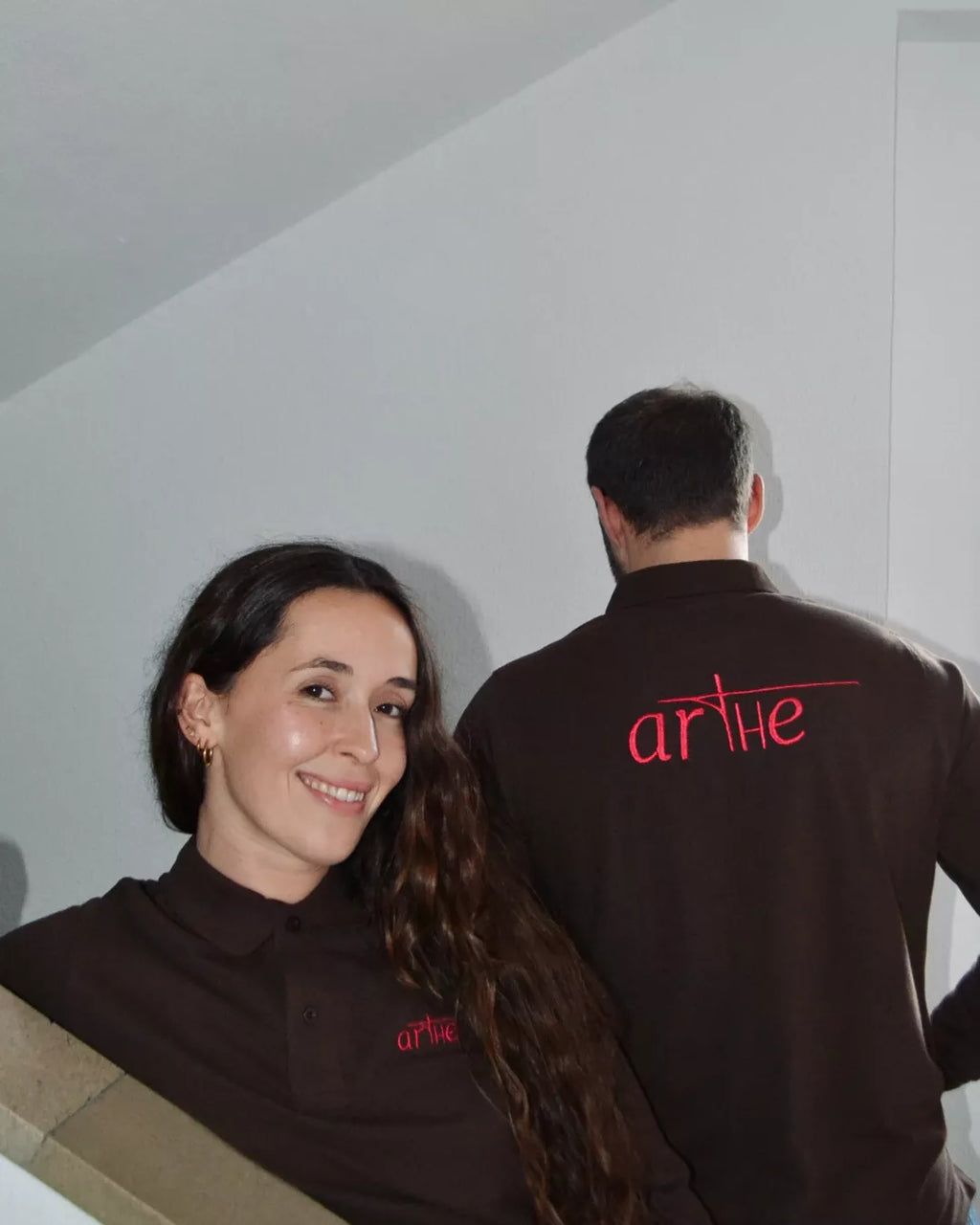 POLO BORDADO UNISEX MARRÓN "ICON"