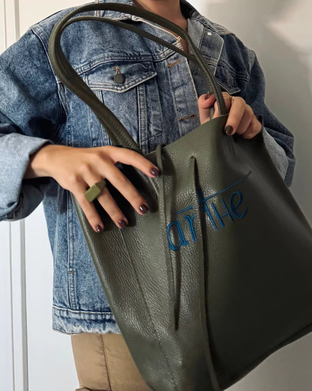 BOLSO PIEL VERDE BORDADO "ICON"