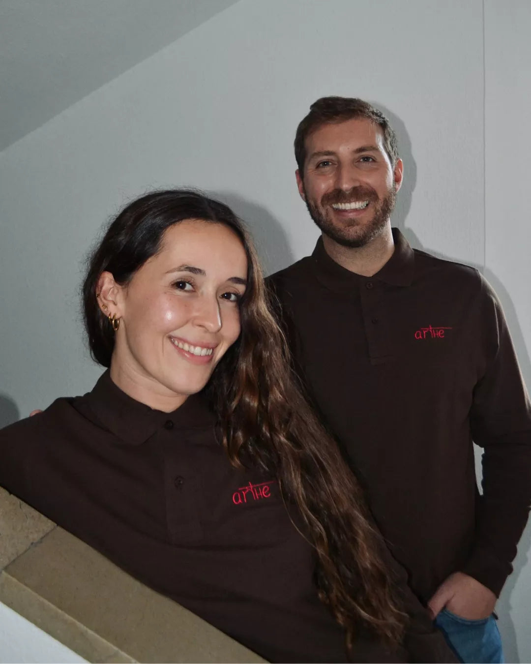 POLO BORDADO UNISEX MARRÓN "ICON"