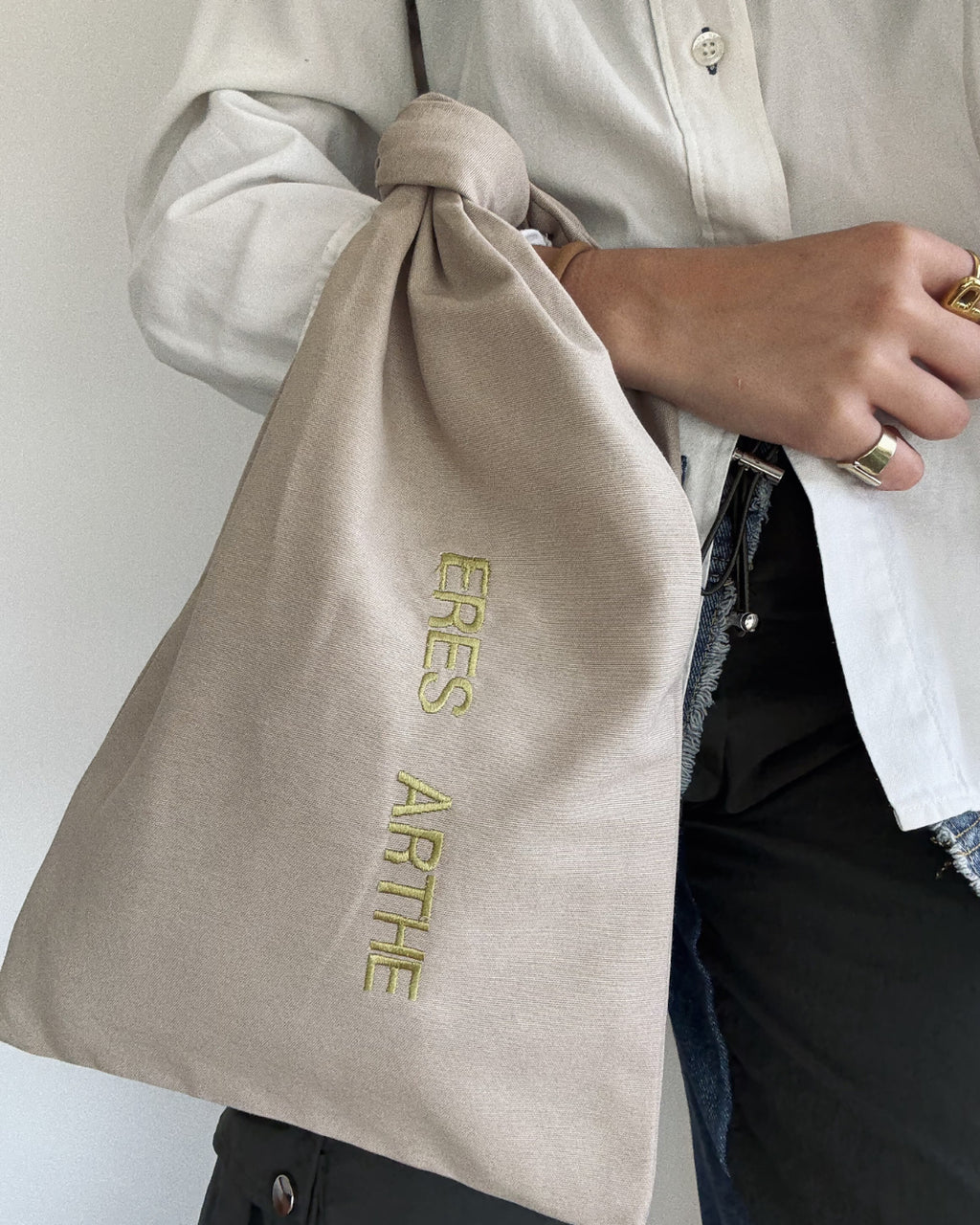 BOLSO MANO BORDADO NUDO "SER"