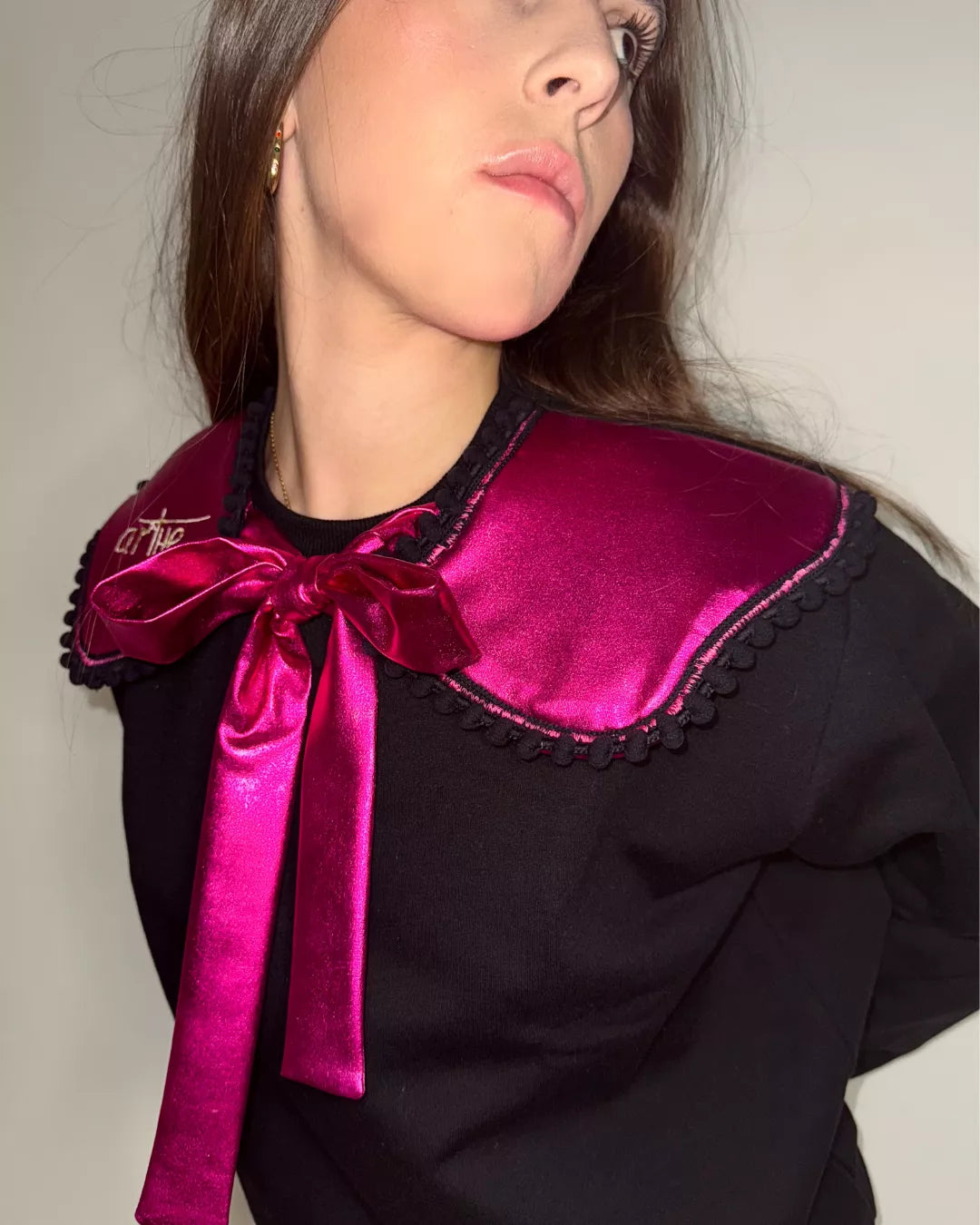 SUDADERA NEGRA CON CUELLO "TARANTA"