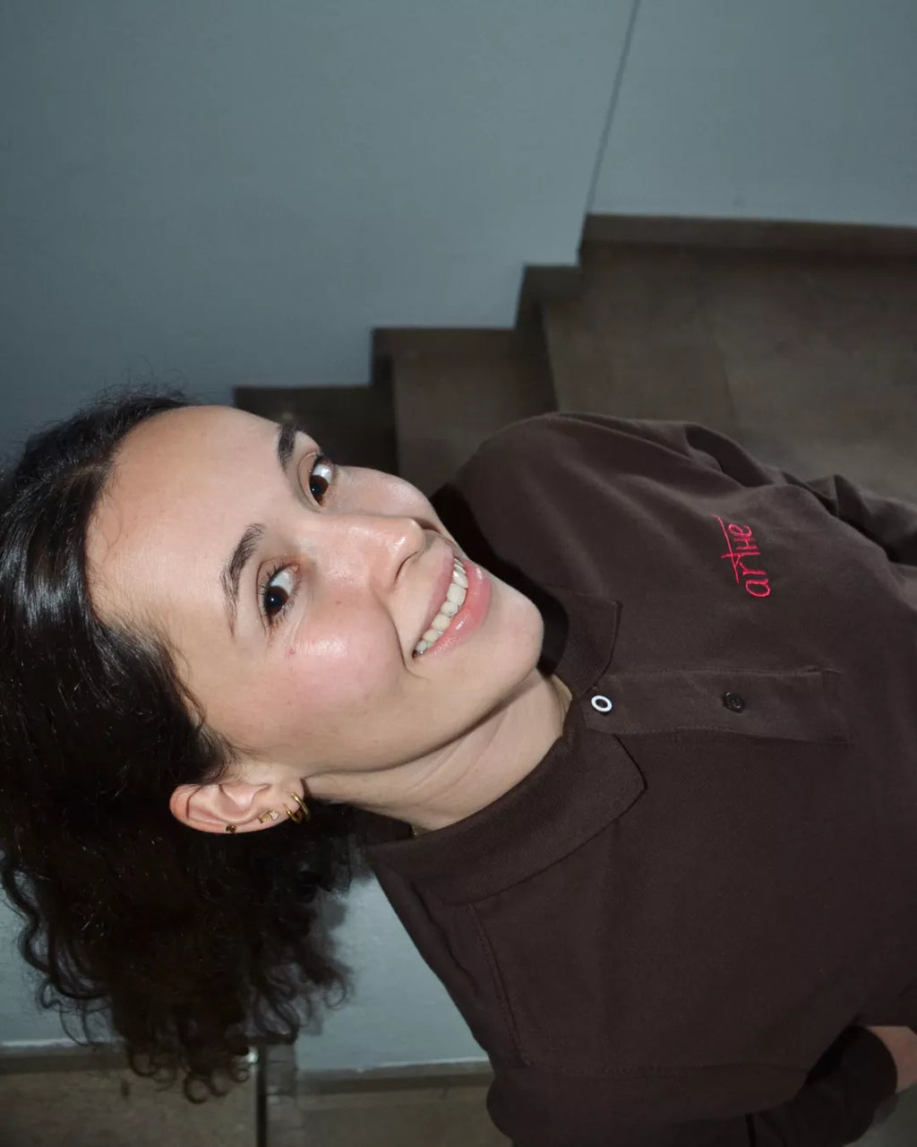 POLO BORDADO UNISEX MARRÓN "ICON"