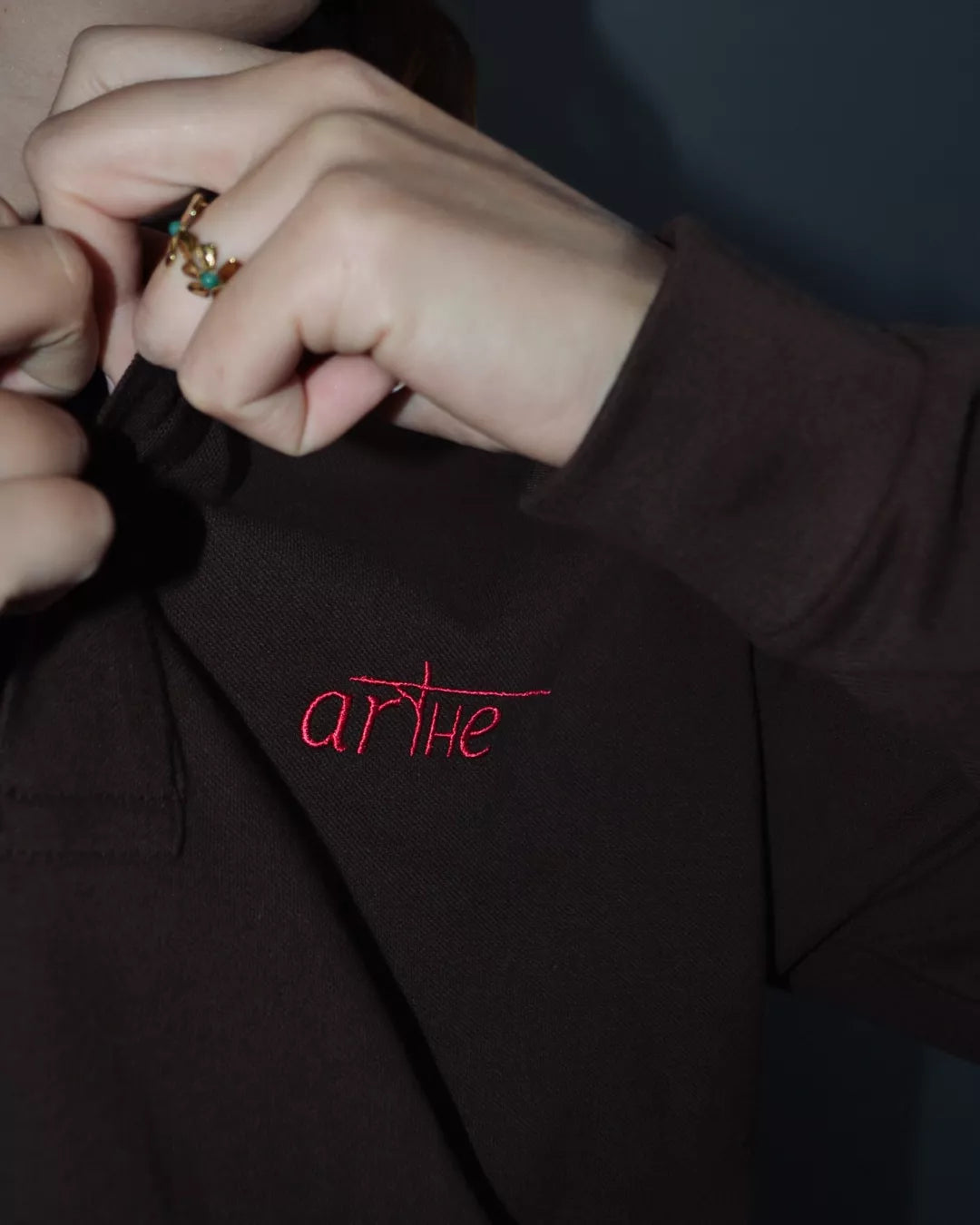 POLO BORDADO UNISEX MARRÓN "ICON"