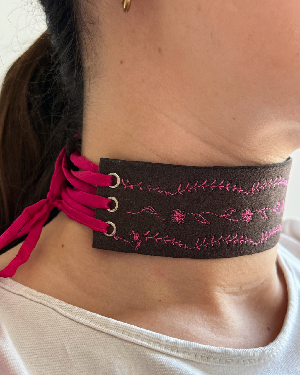 CHOCKER "MALENA" BORDADO ANTELINA MARRÓN