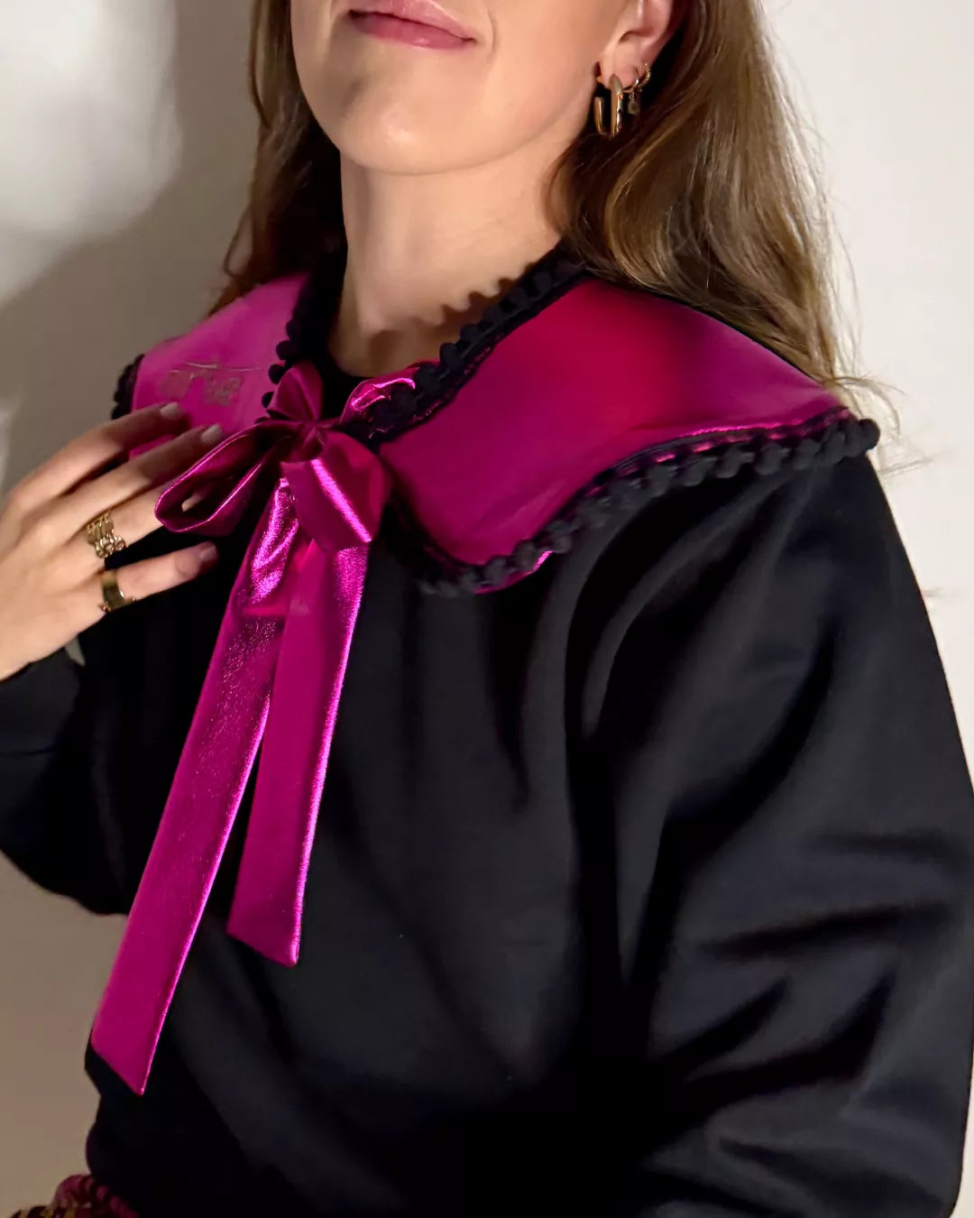 SUDADERA NEGRA CON CUELLO "TARANTA"