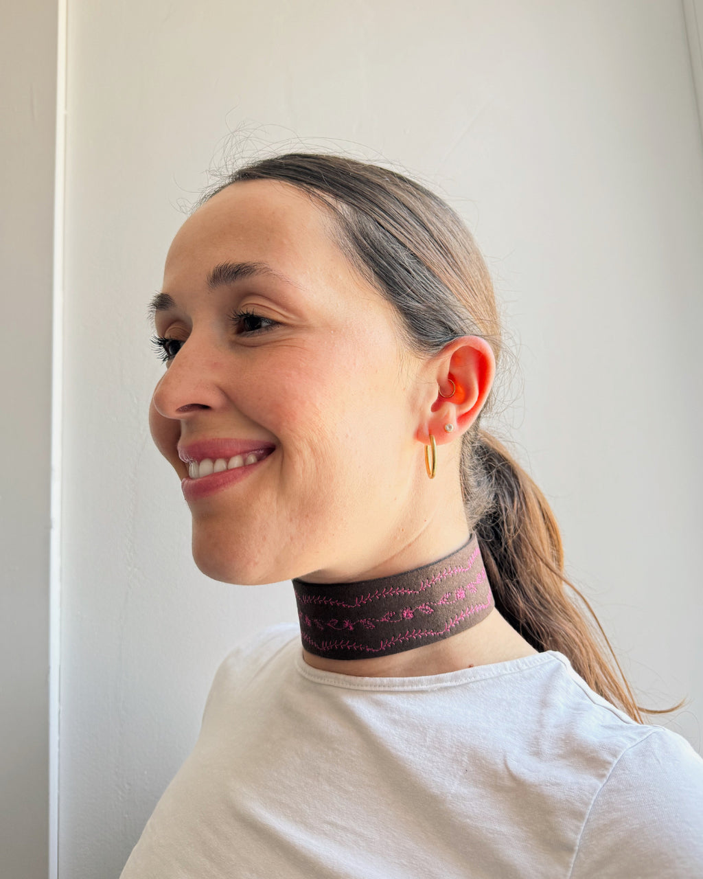 CHOCKER "MALENA" BORDADO ANTELINA MARRÓN