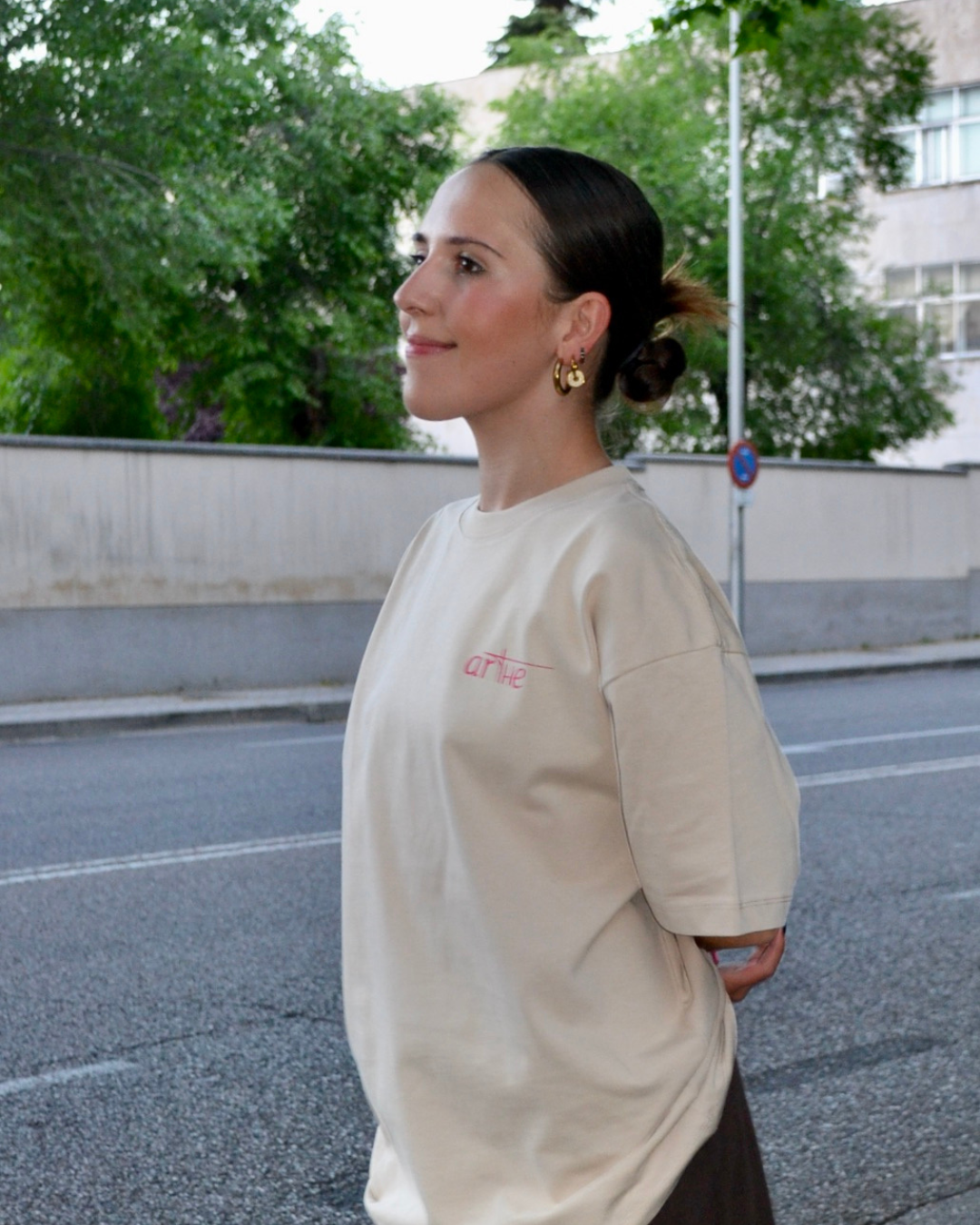 CAMISETA "DOLORES" BEIGE OVERSIZE