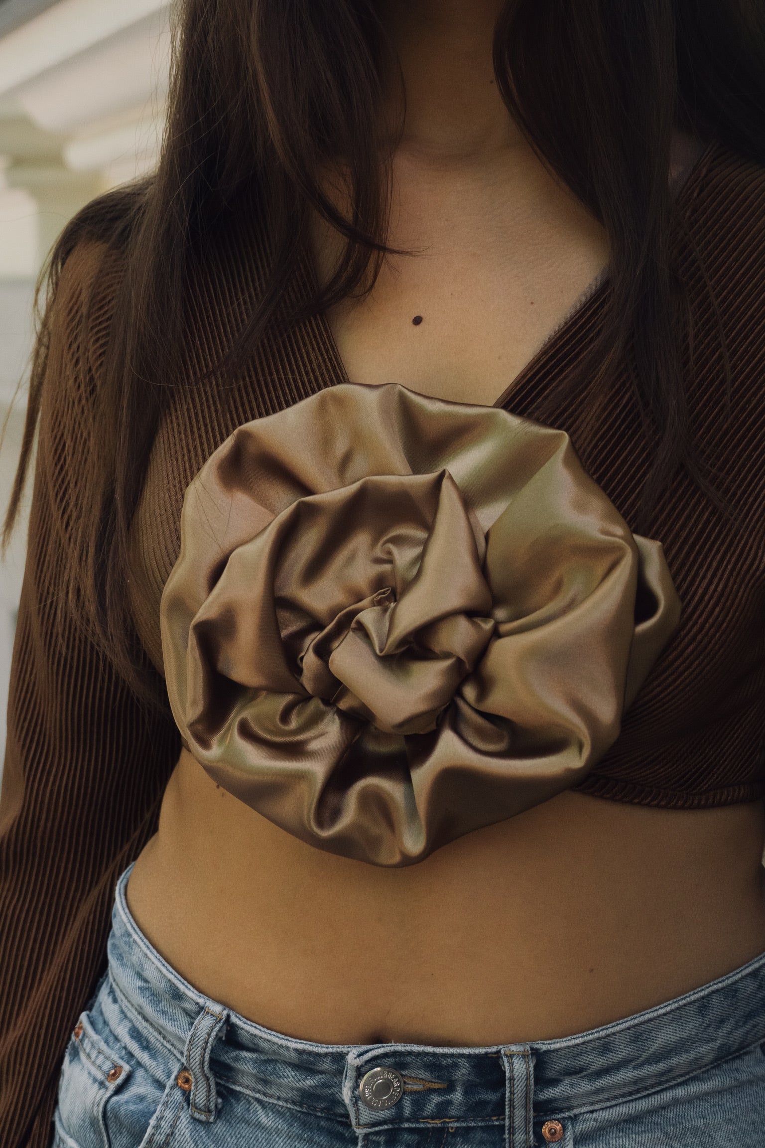 CROP TOP MARRÓN SATINADO FLOR CENTRAL