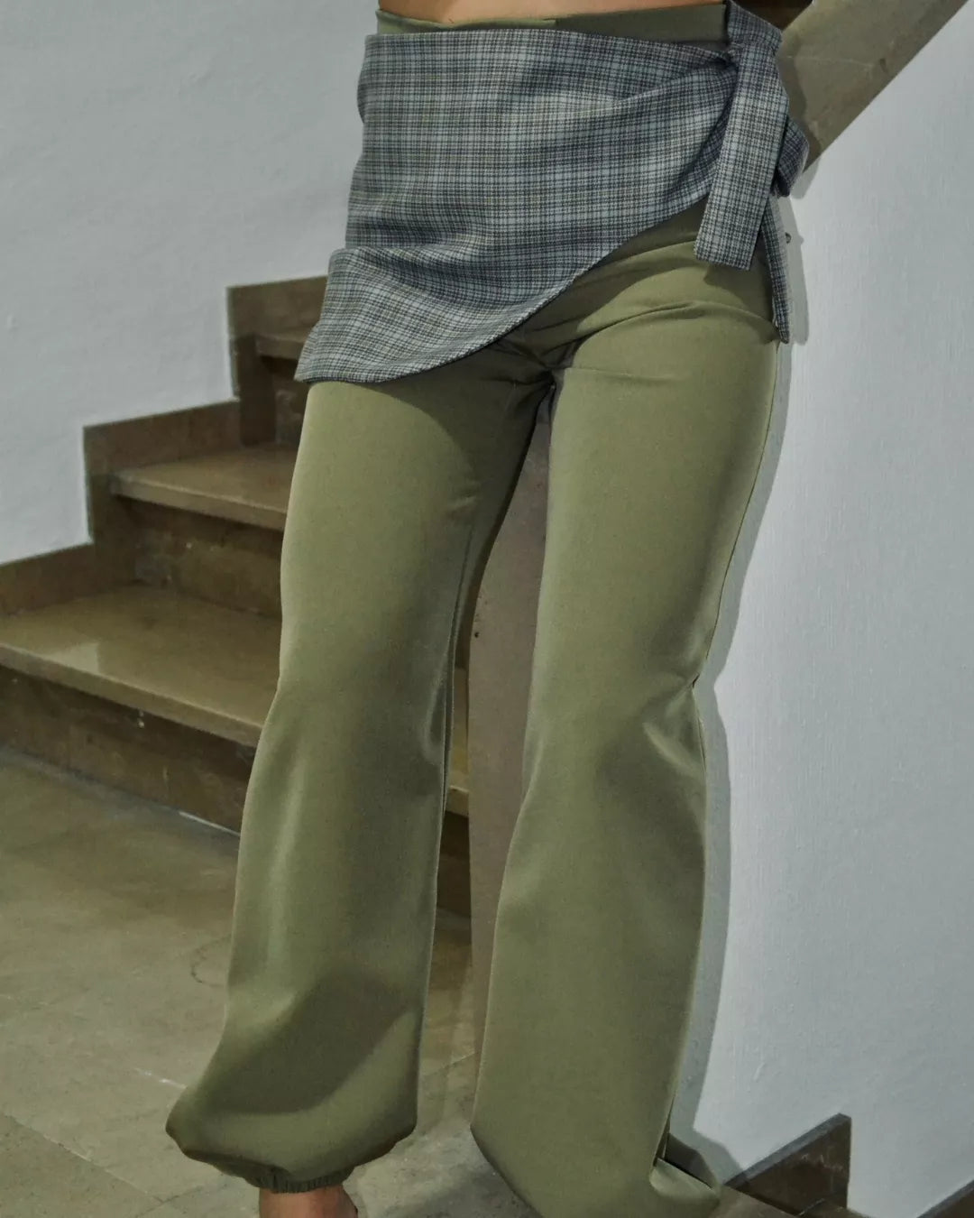 PANTALÓN BOMBACHO CON CRUCE VERDE "ANTICUARIO"