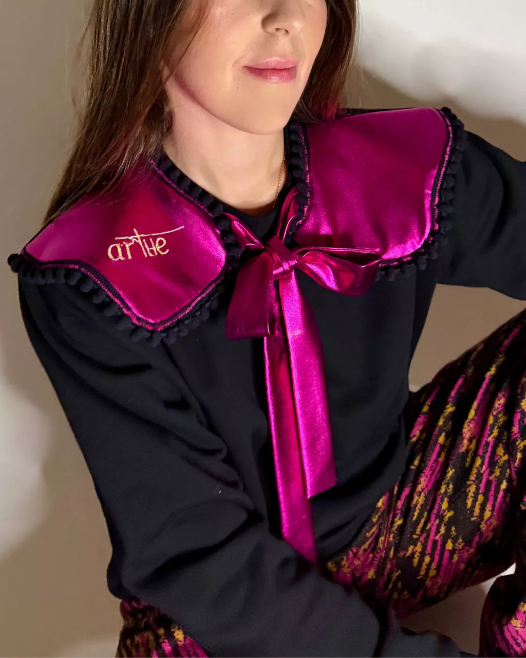 SUDADERA NEGRA CON CUELLO "TARANTA"