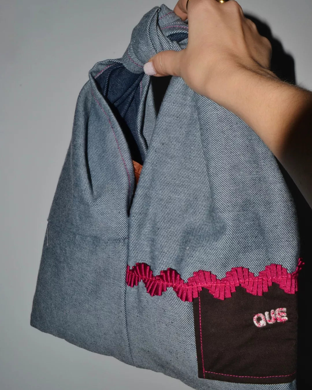 BOLSO DE MANO NUDO DENIM