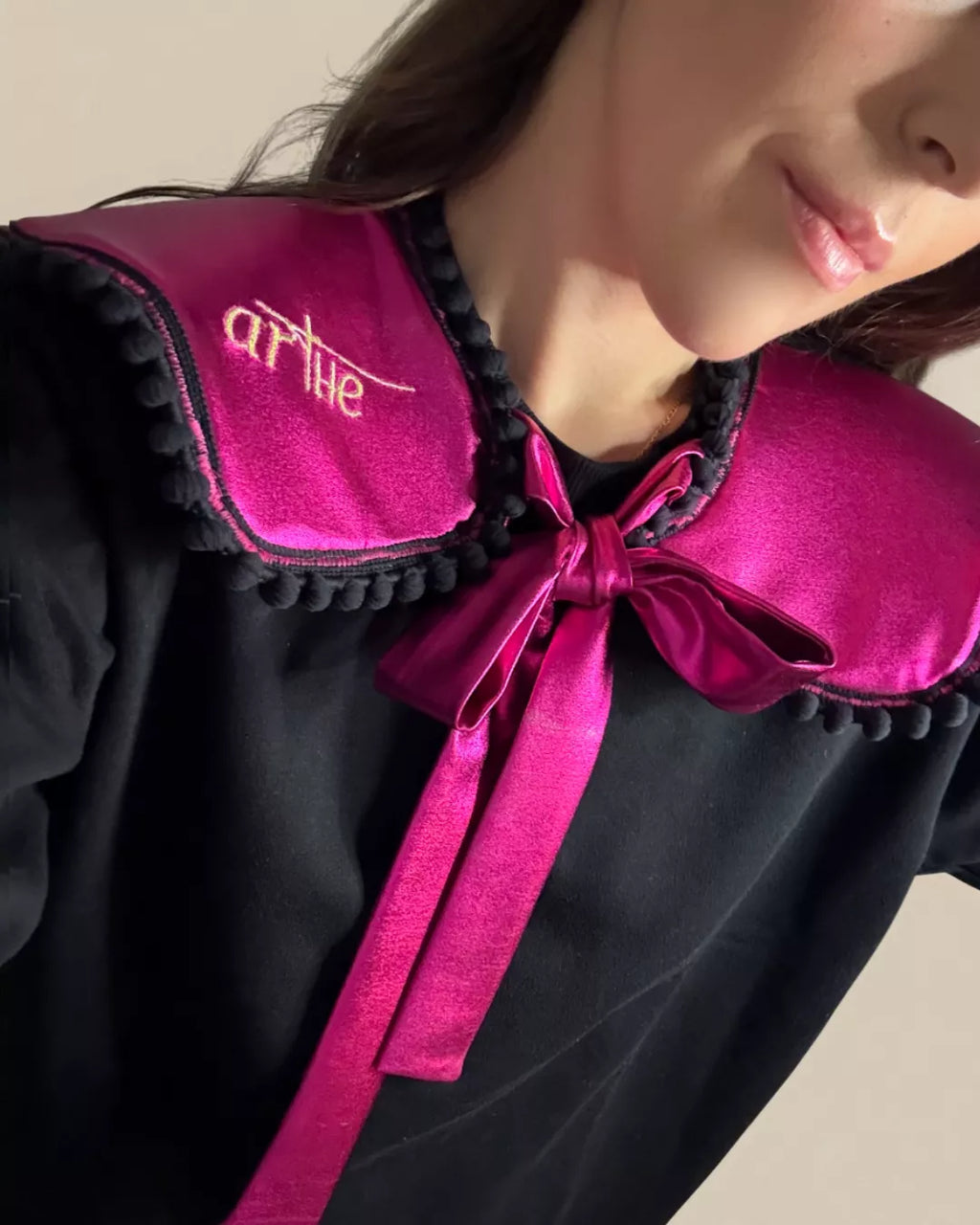 SUDADERA NEGRA CON CUELLO "TARANTA"