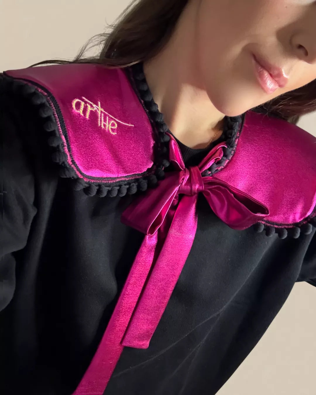 SUDADERA NEGRA CON CUELLO "TARANTA"