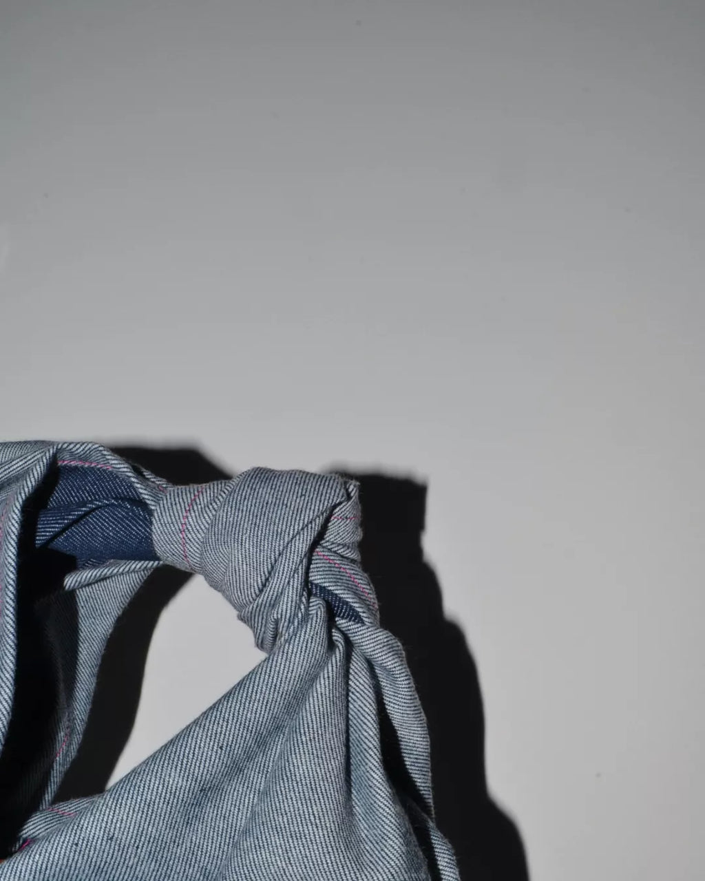 BOLSO DE MANO NUDO DENIM