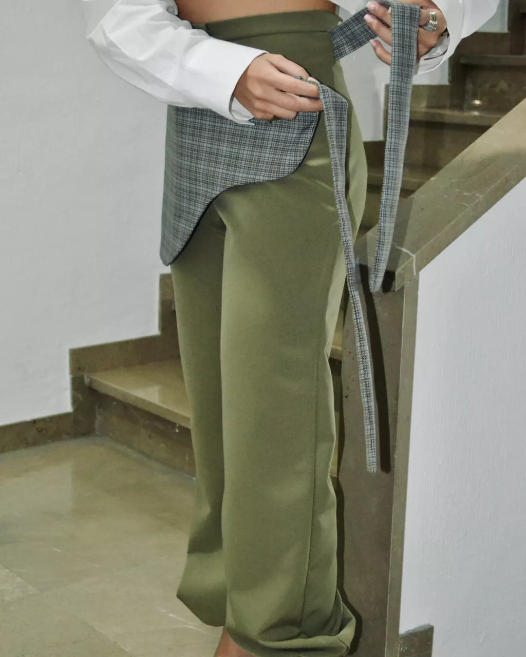 PANTALÓN BOMBACHO CON CRUCE VERDE "ANTICUARIO"