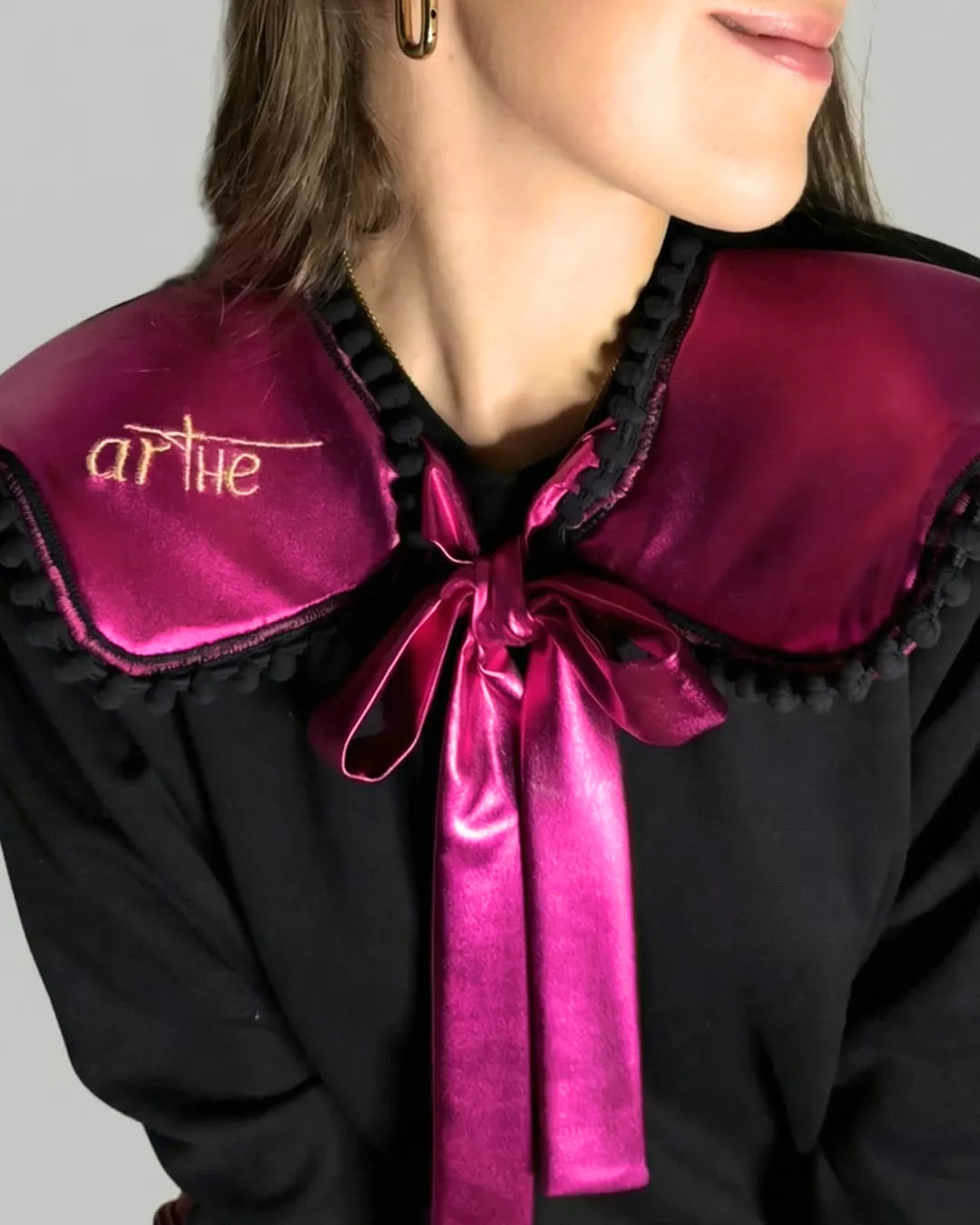 SUDADERA NEGRA CON CUELLO "TARANTA"