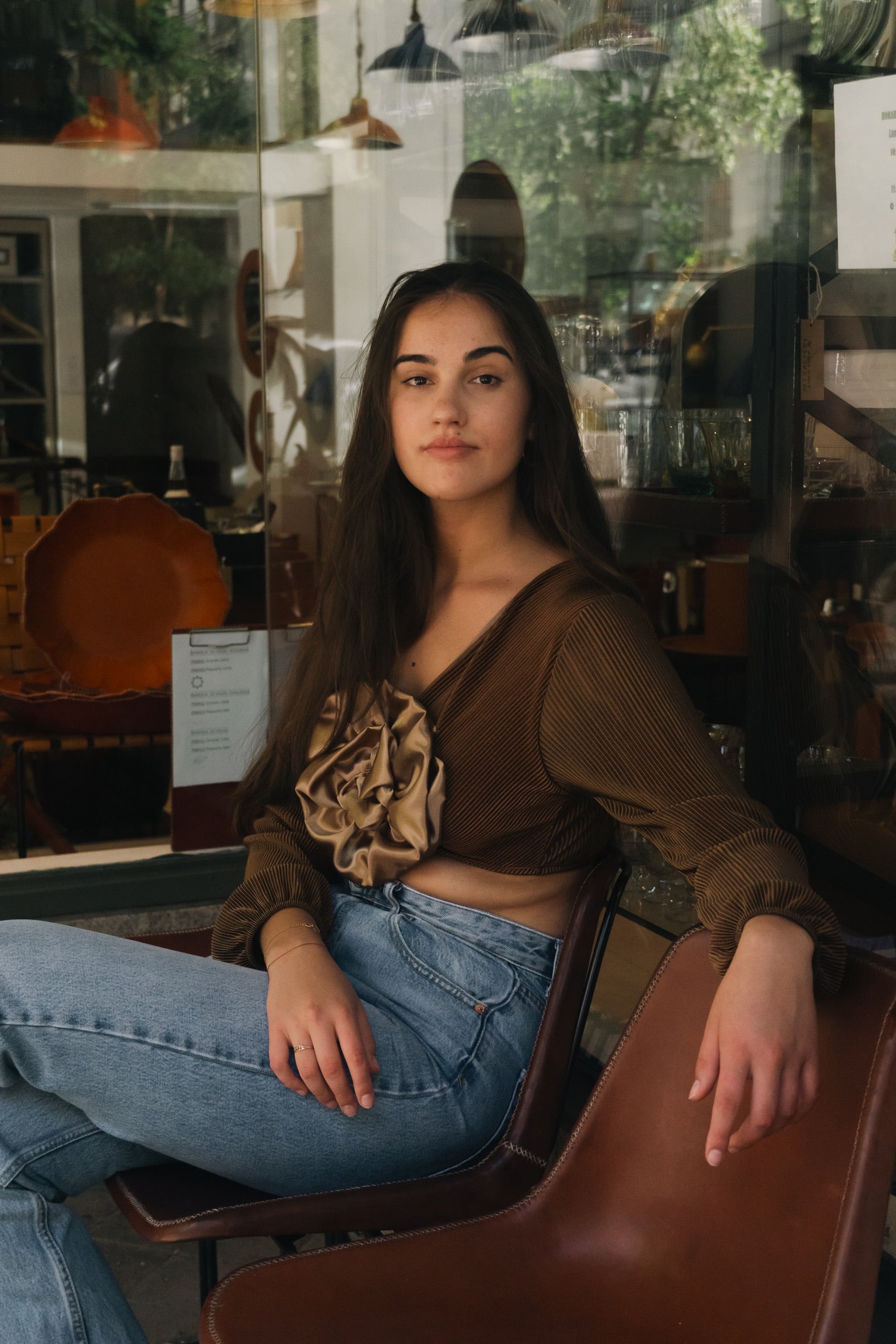 CROP TOP MARRÓN SATINADO FLOR CENTRAL