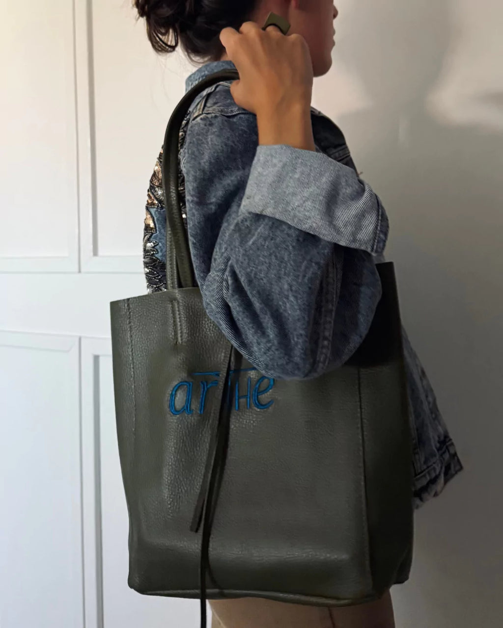 BOLSO PIEL VERDE BORDADO "ICON"