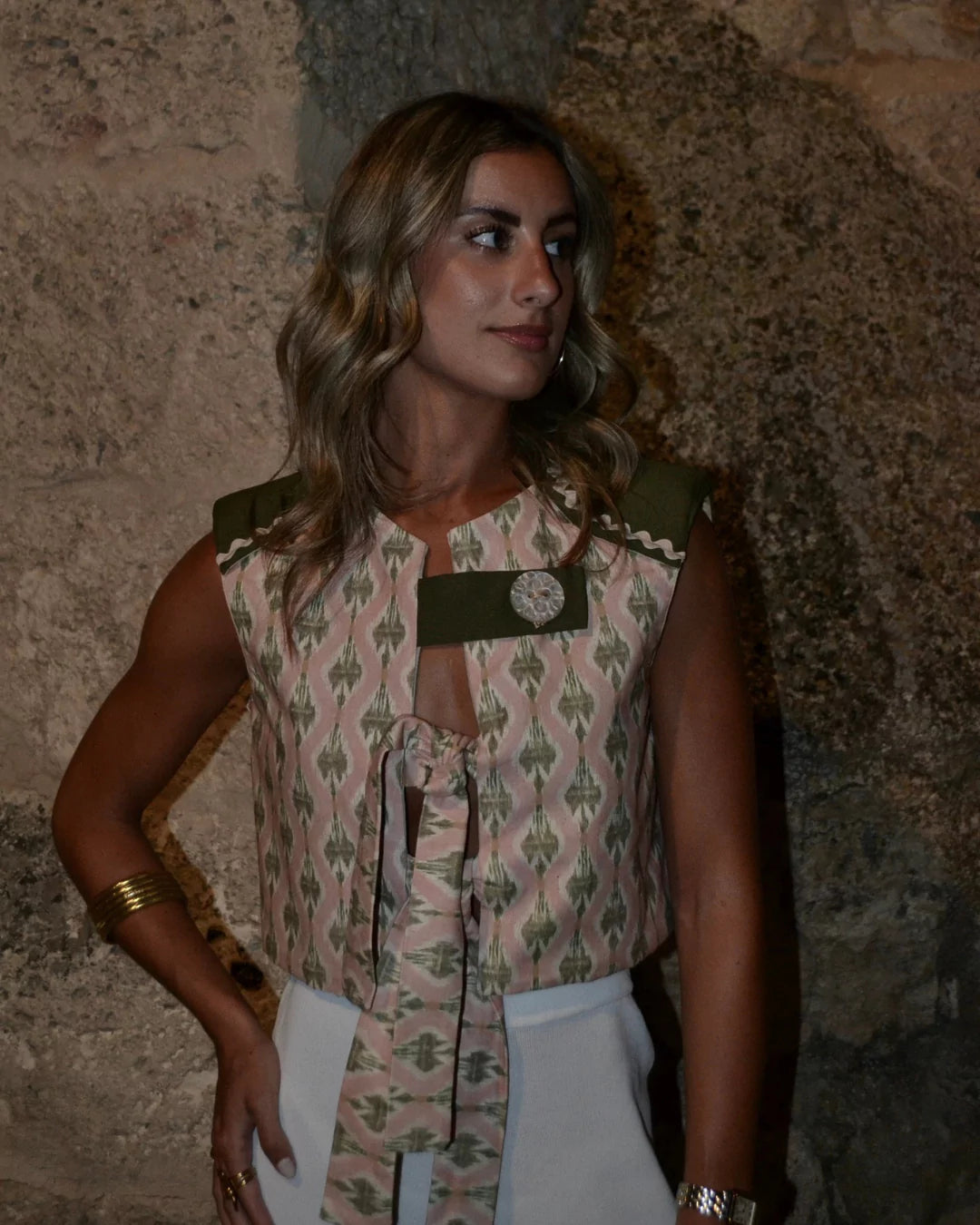 CHALECO CON HOMBRERAS "CATALINA"