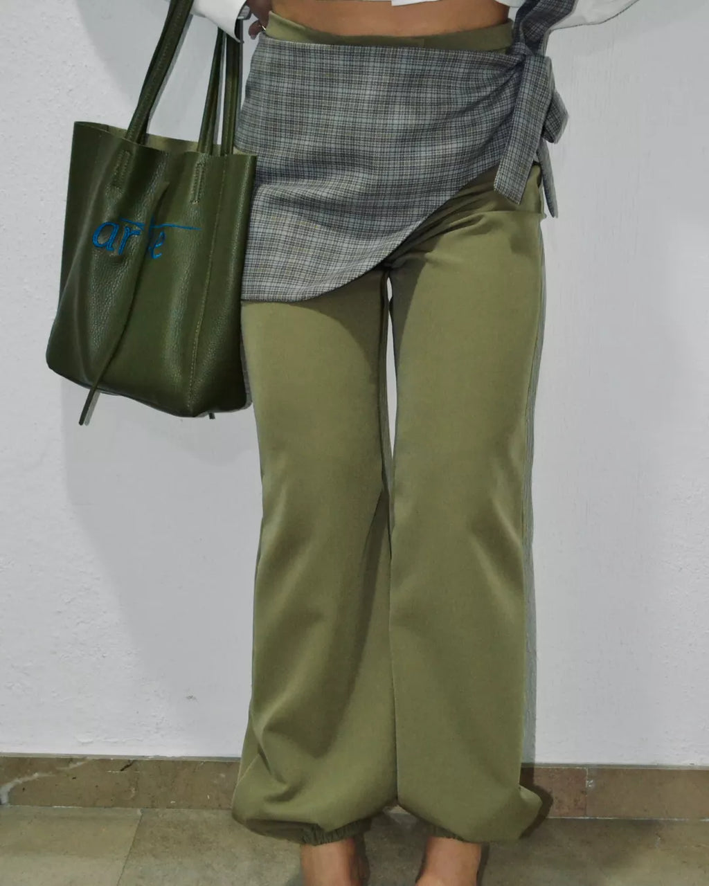 PANTALÓN BOMBACHO CON CRUCE VERDE "ANTICUARIO"