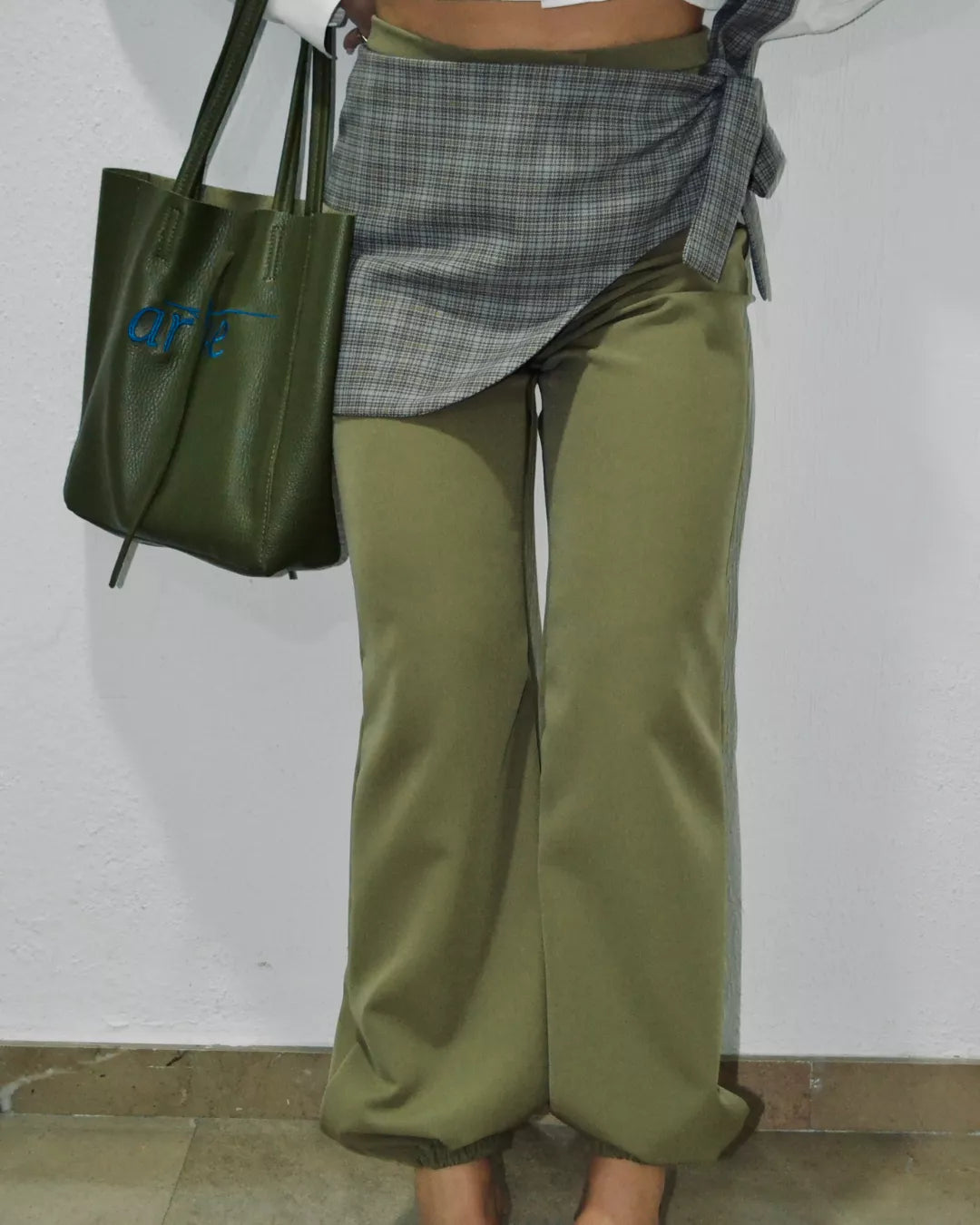 PANTALÓN BOMBACHO CON CRUCE VERDE "ANTICUARIO"