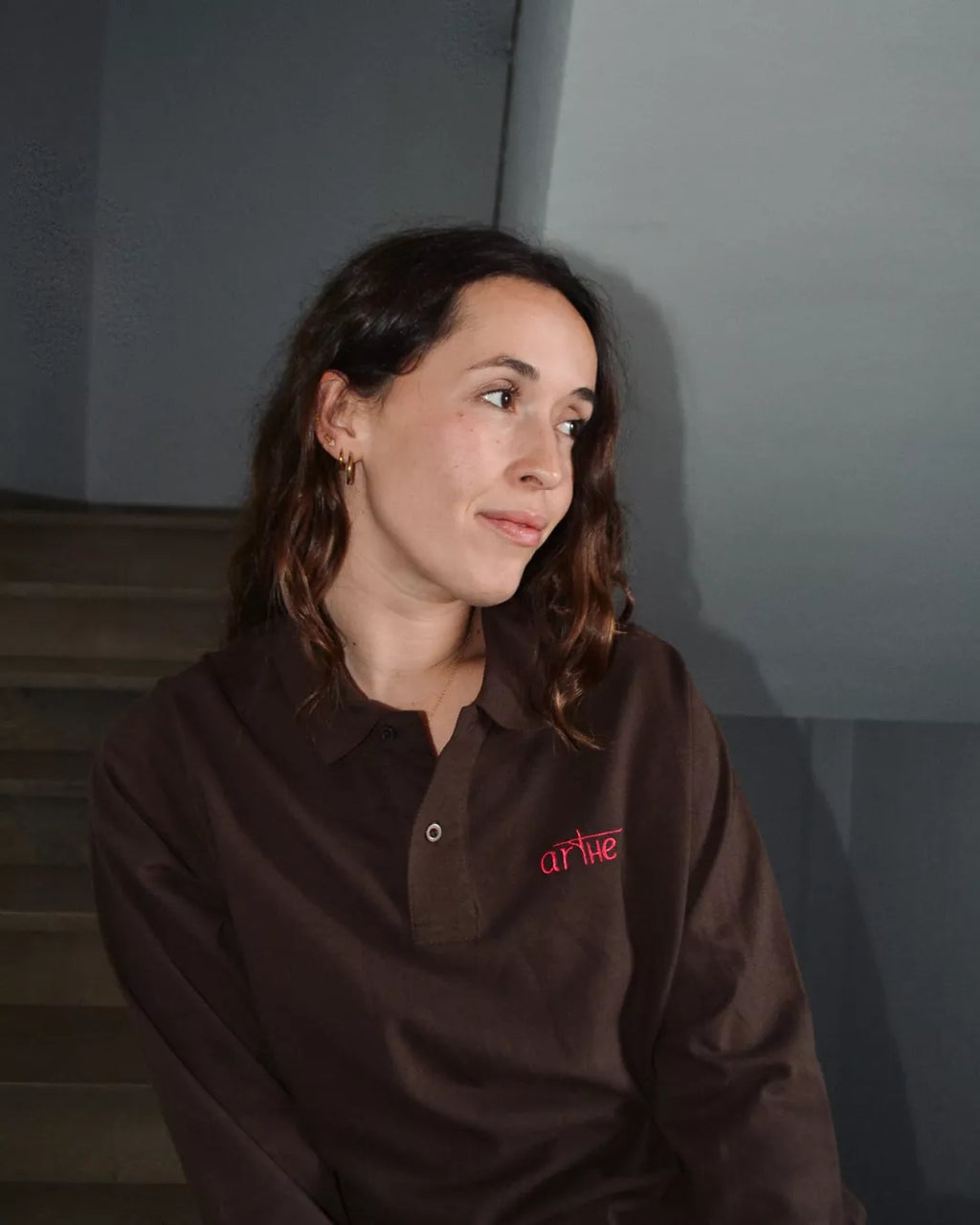 POLO BORDADO UNISEX MARRÓN "ICON"