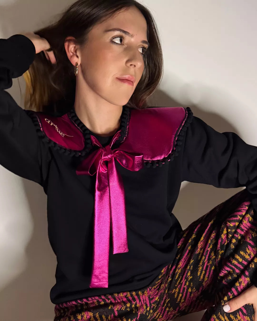 SUDADERA NEGRA CON CUELLO "TARANTA"