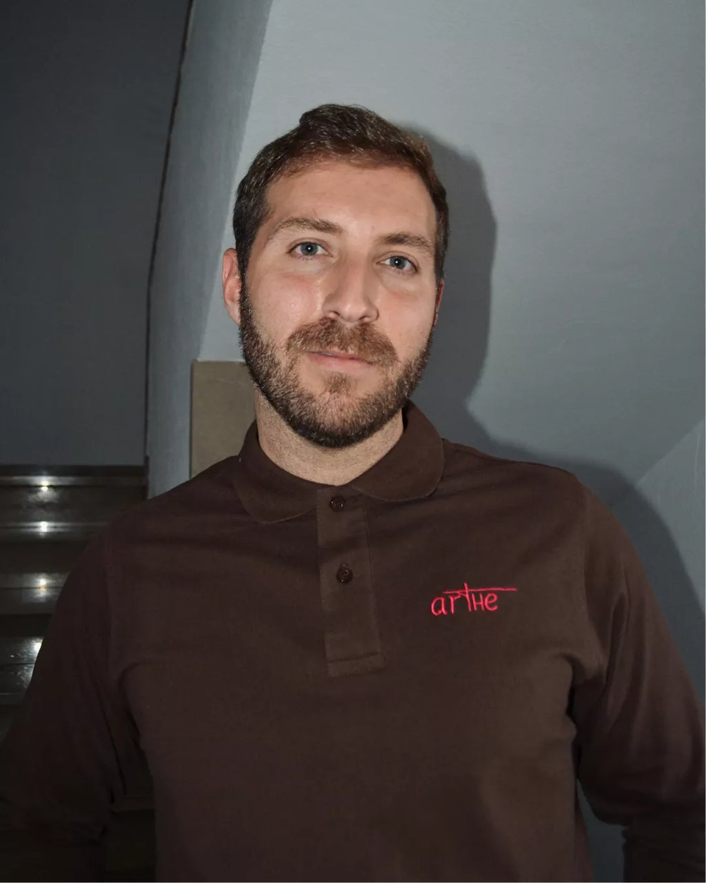 POLO BORDADO UNISEX MARRÓN "ICON"