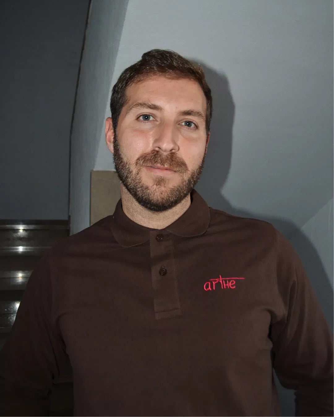 POLO BORDADO UNISEX MARRÓN "ICON"