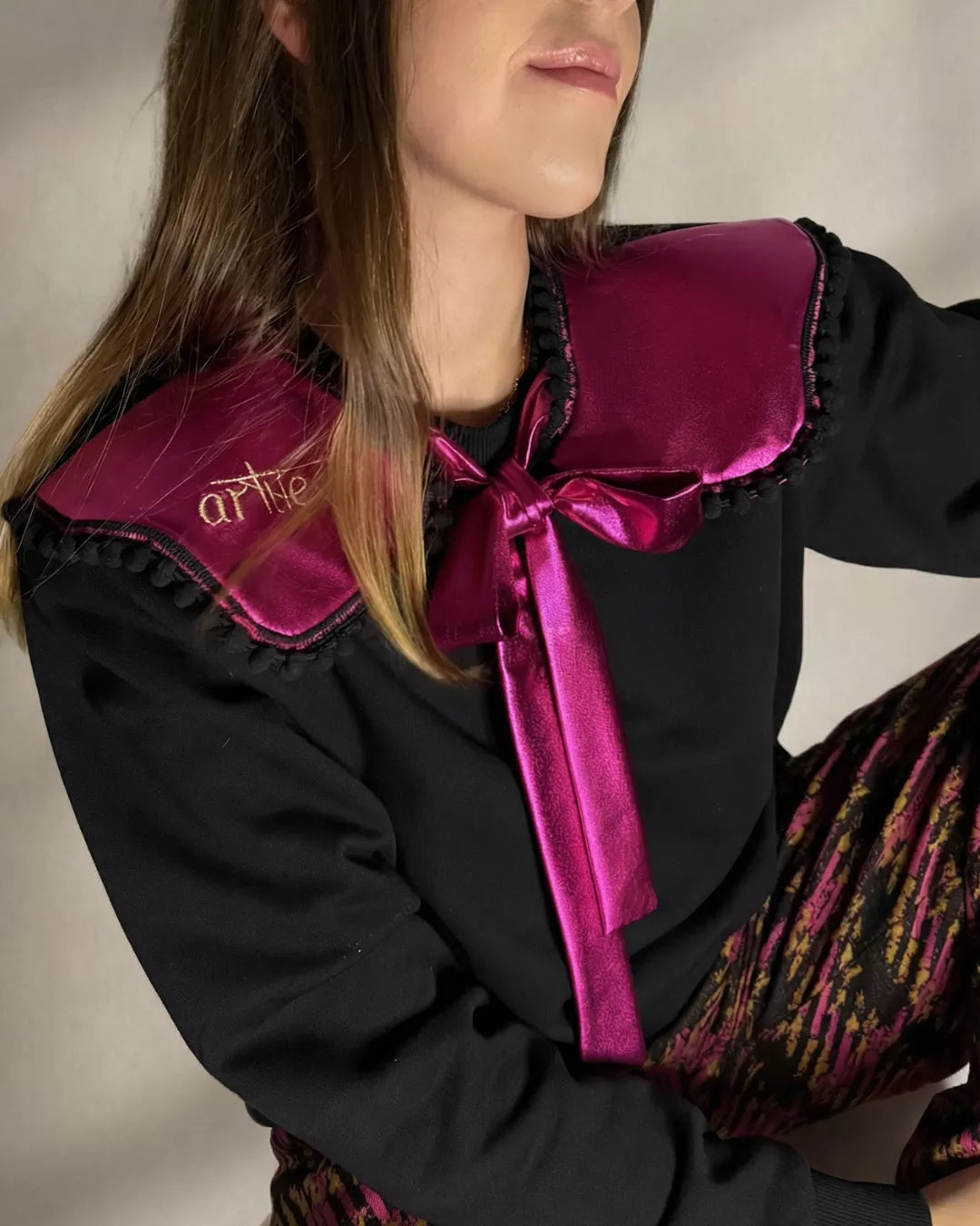 SUDADERA NEGRA CON CUELLO "TARANTA"