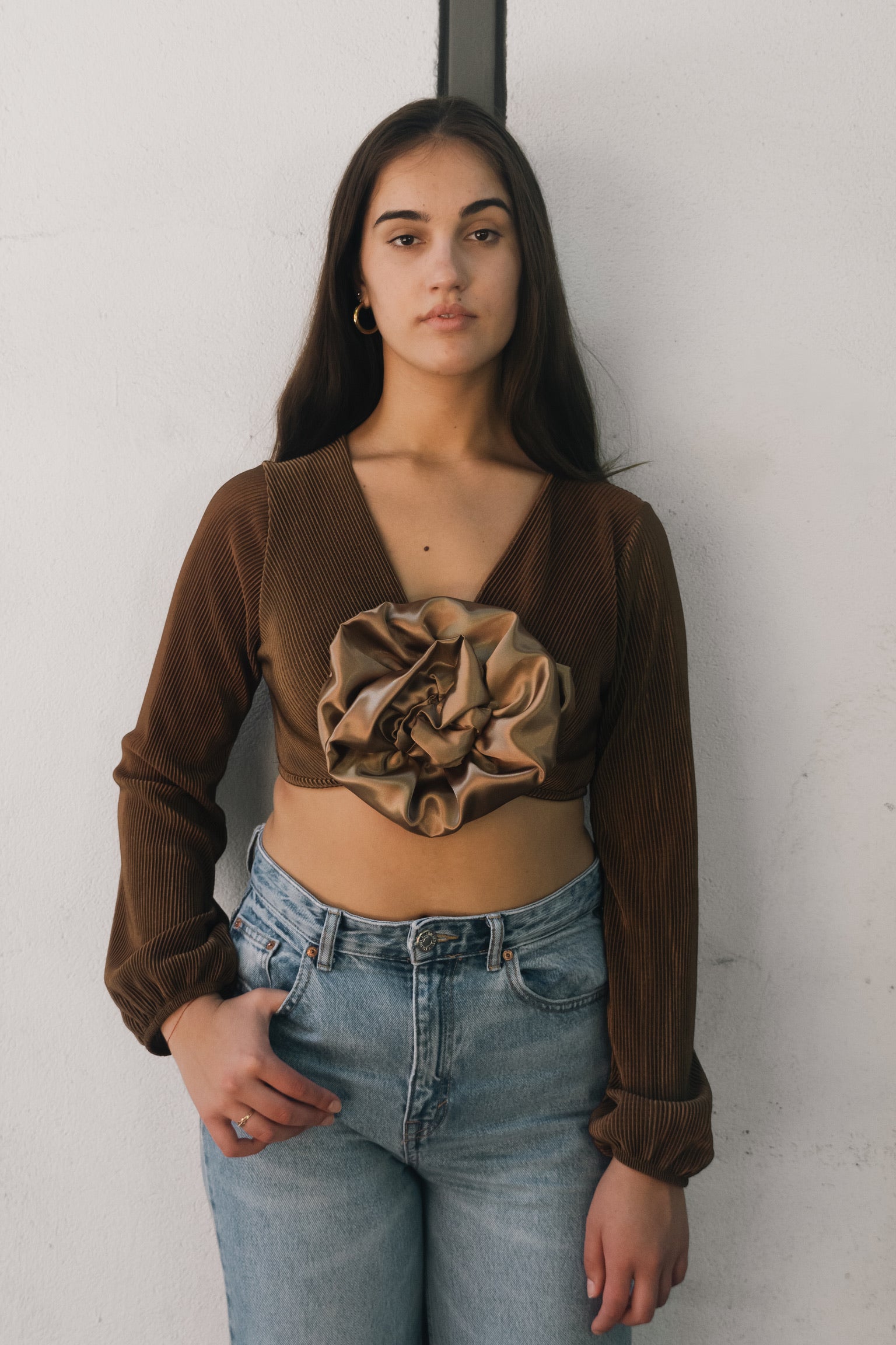 CROP TOP MARRÓN SATINADO FLOR CENTRAL