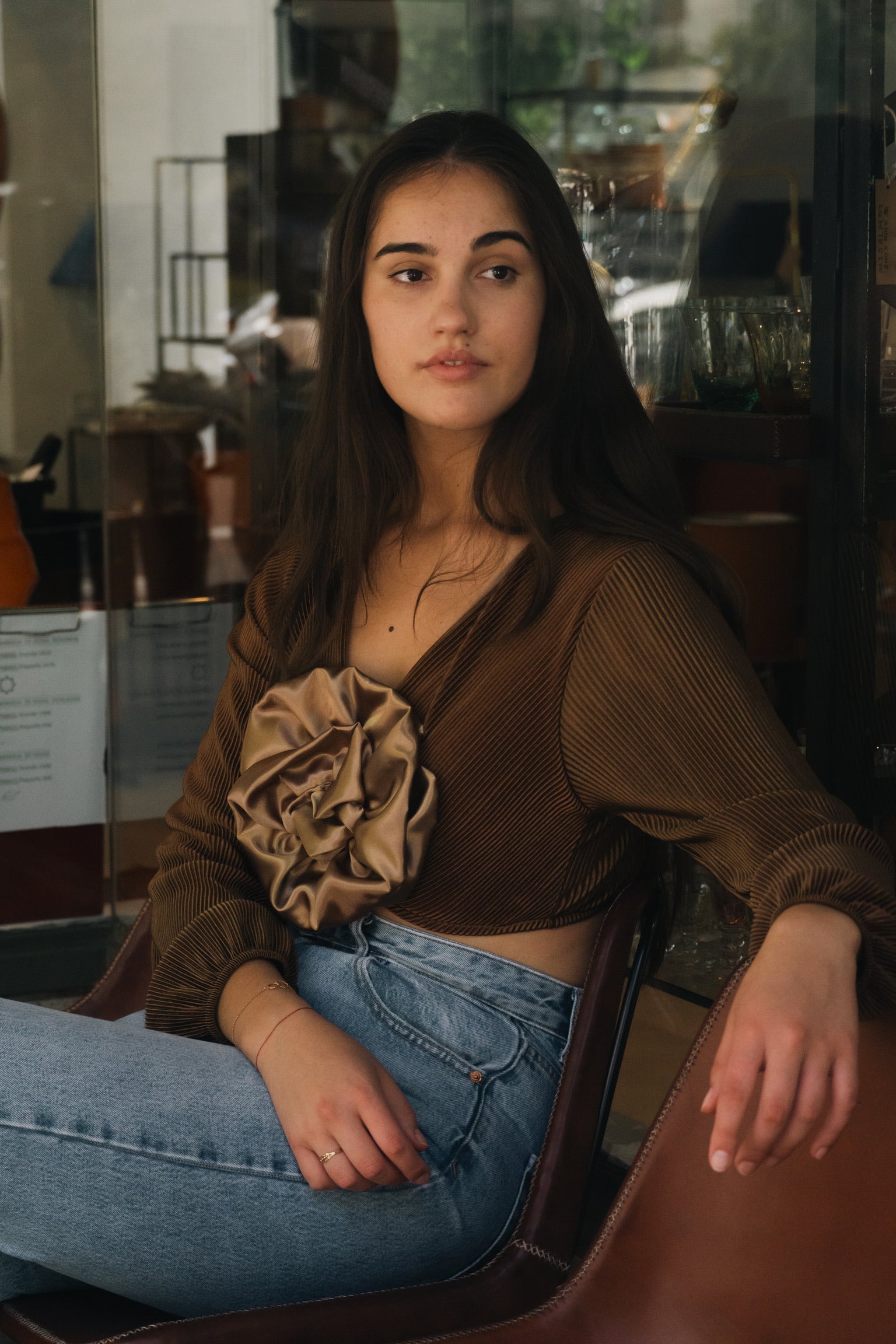 CROP TOP MARRÓN SATINADO FLOR CENTRAL