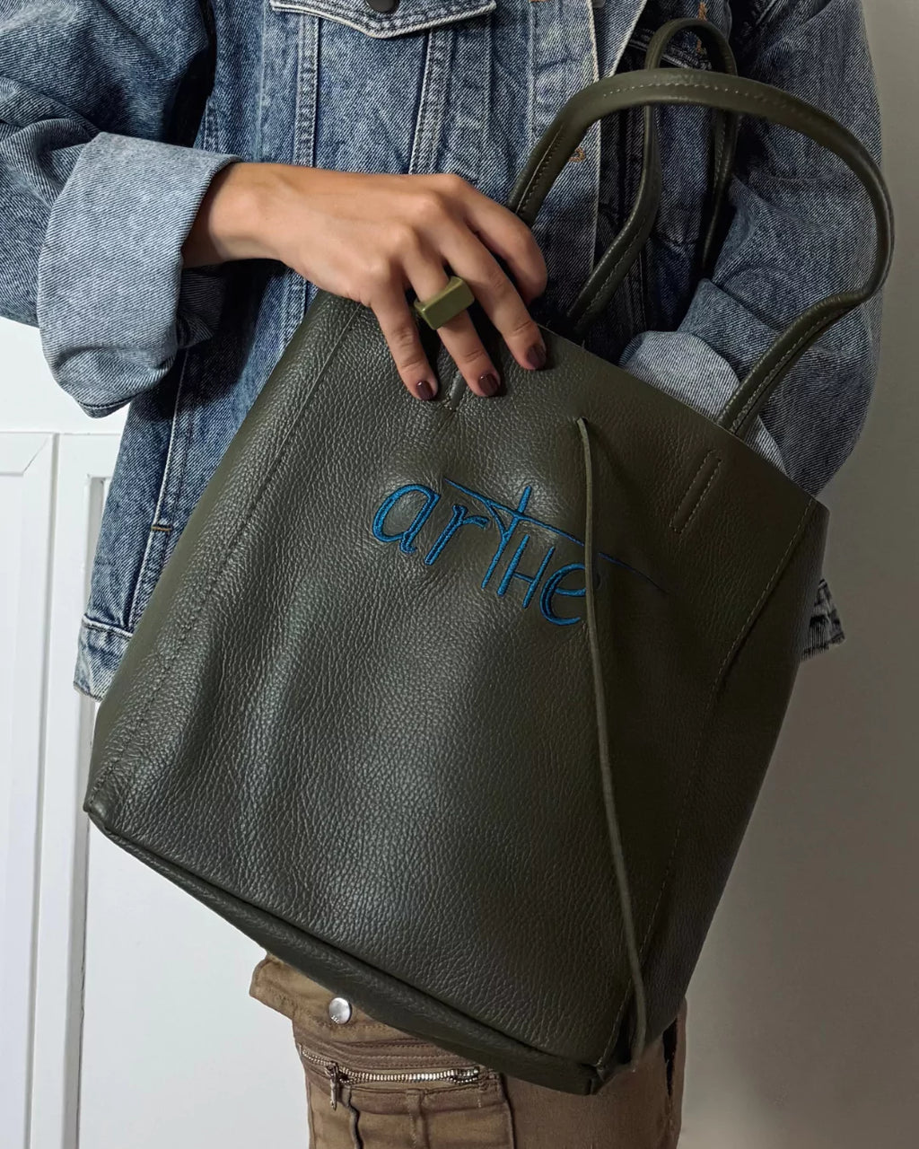 BOLSO PIEL VERDE BORDADO "ICON"