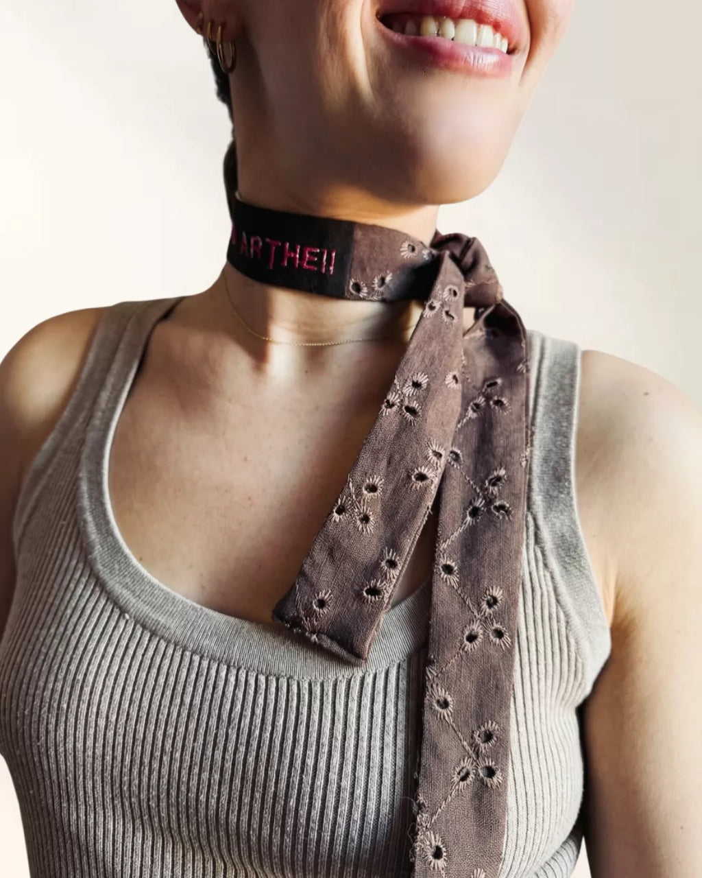 CHOCKER MARRÓN BORDADO "CANDELA"