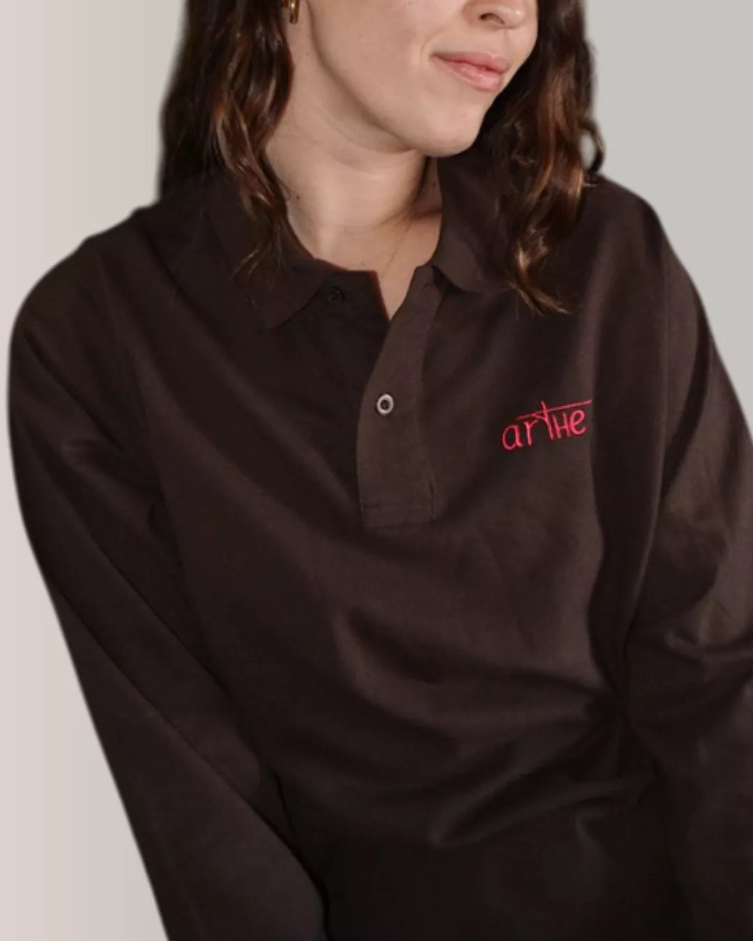 POLO BORDADO UNISEX MARRÓN "ICON"