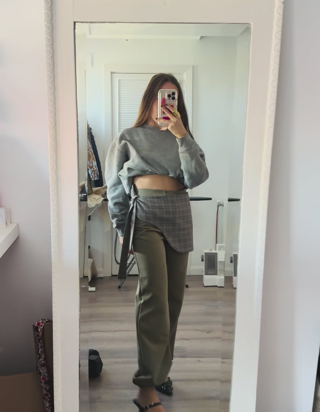 PANTALÓN BOMBACHO CON CRUCE VERDE "ANTICUARIO"