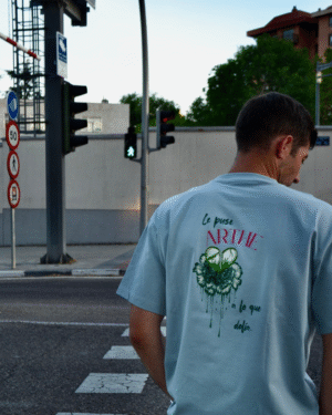 CAMISETA "DOLORES" AZUL OVERSIZE - Imagen 6