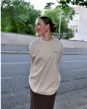CAMISETA "DOLORES" BEIGE OVERSIZE - Imagen 6